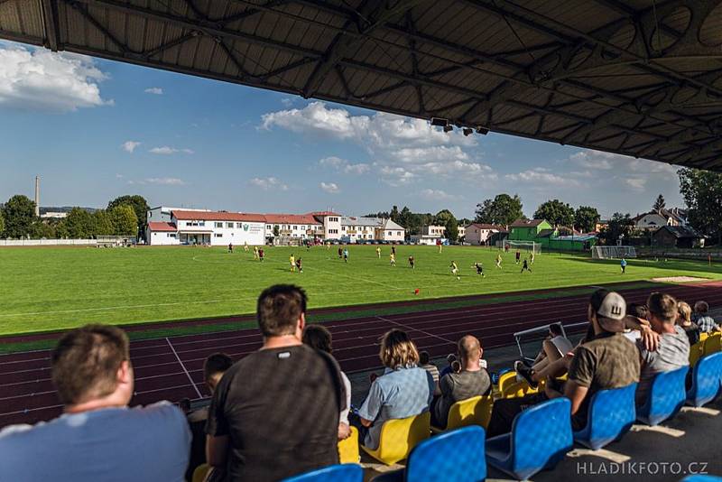 Jindřichohradečtí fotbalisté (ve žlutém) vyhráli přípravný duel v Dačicích 6:1.
