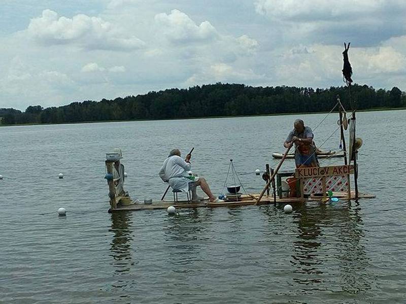 Netradiční plavidla se vydala na hladinu rybníku Dřevo.