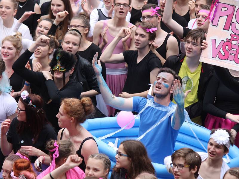 V pátek odpoledne se třetí zámecké nádvoří zaplnilo majálesovými maskami studentů čtyřech hradeckých středních škol.