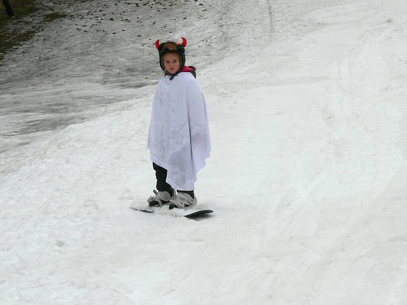 Maškarní karneval na sjezdovce v Nové Bystřici.