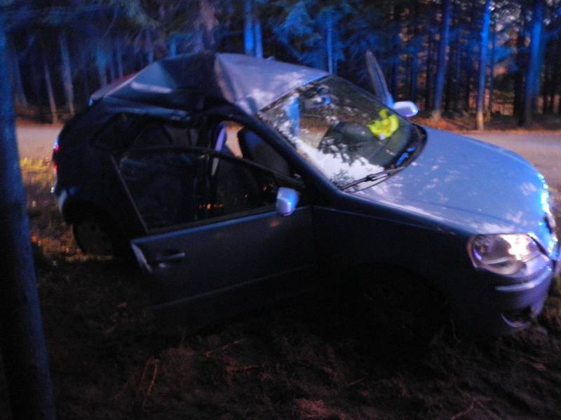 U Blažejova dostalo na namrzlé vozovce auto smyk a narazilo do dvou stromů. Zranilo se pět lidí.