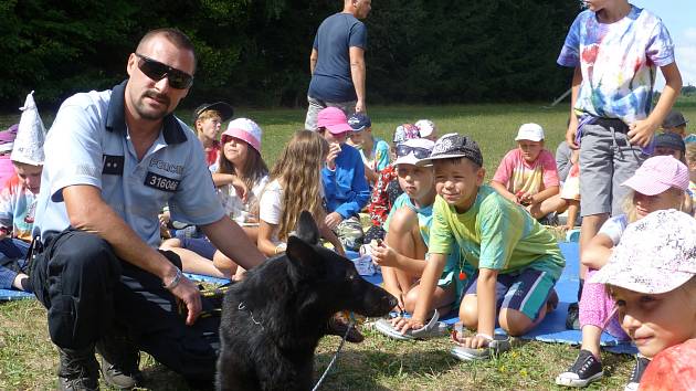 Policisté navštívili děti na Radíkově.
