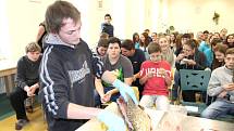 Zástupci třeboňské rybářské školy předvedli ukázku filetování kapra spojenou s přednáškou o rybách v 1. ZŠ v J. Hradci.