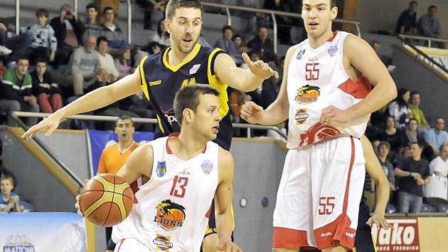 Basketbalisté Lions v posledním kole MNBL prohráli s Opavou. Na snímku s míčem Matej Venta, vpravo Tomáš Vošlajer.