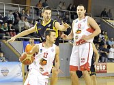 Basketbalisté Lions v posledním kole MNBL prohráli s Opavou. Na snímku s míčem Matej Venta, vpravo Tomáš Vošlajer.