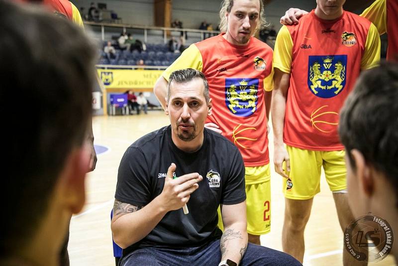 Jindřichohradečtí basketbalisté (ve žlutém) porazili v 10. kole I. ligy Plzeň 90:69 a ve skupině Západ zůstávají stoprocentní.