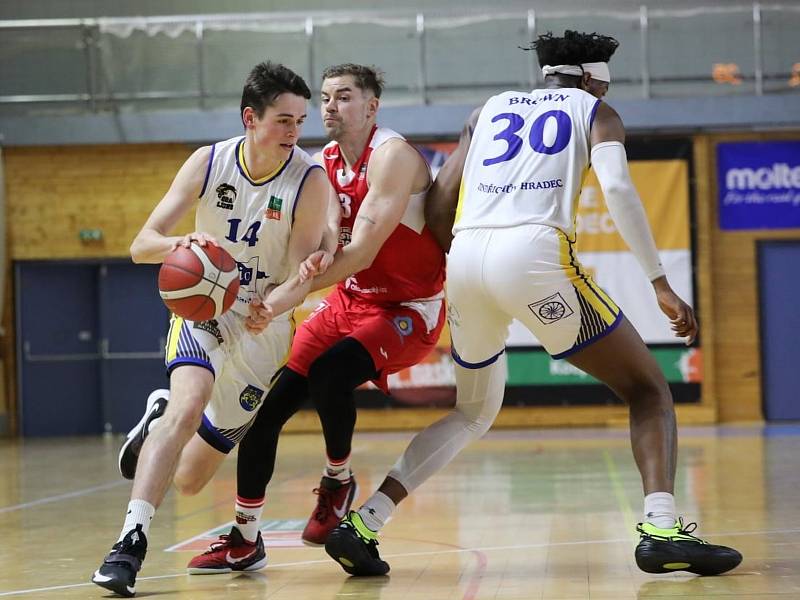 Hradečtí basketbalisté nemyslí jen na sport, ale podporují i charitativní projekty. Na snímku v akci Štěpán Borovka (vlevo).