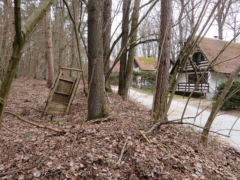 Chatová osada u rybníku Dvořiště v katastru obce Smržov nedaleko Lomnice nad Lužnicí, kde 5. srpna 2020 došlo k incidentu. Zesnulého muže zde před chatkou připomínají svíčky a květiny.