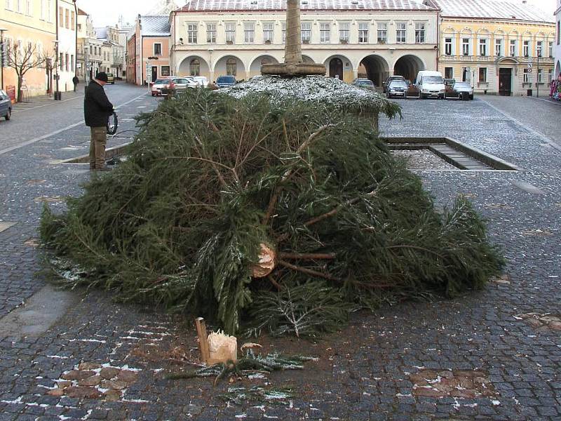  Nápor vichřice nevydržel vánoční strom na náměstí ve Slavonicích. Při pádu naštěstí nikoho nezranil. 