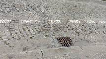 Jedním z míst v Jindřichově Hradci, které se při silných deštích zaplavuje, je nábřeží. V úterý dopoledne tam po vodě bylo ještě plno písku.