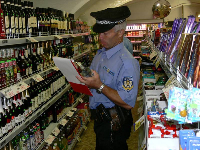 JINDŘICHOHRADEČTÍ STRÁŽNÍCI objevili při kontrole v prodejně potravin Bala v Panské ulici čtyřiadvacet lahví tvrdého alkoholu, který se od pátku nesmí prodávat. 
