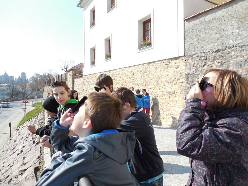 Na nábřeží rybníku Vajgar pozorovali zatmění Slunce žáci z 1. základní školy.