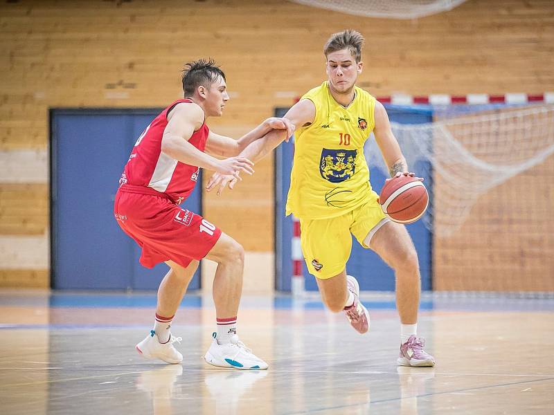 Jindřichohradečtí basketbalisté (ve žlutém) v 3. kole Českého poháru vyřadili Olomoucko.