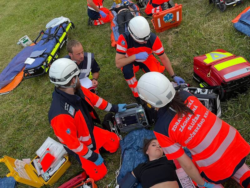 Cvičení složek záchranného systému na jindřichohradeckém letišti ve středu 22. června bylo zaměřené na nehodu dvou aut na tunningovém srazu, která vlétla mezi diváky.