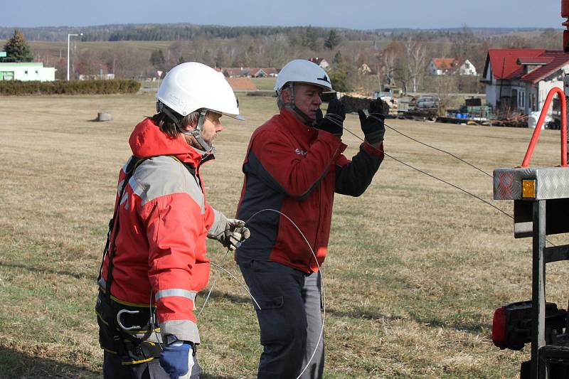 Technici společnosti E.ON odstraňovali následky vichřice nedaleko Deštné.