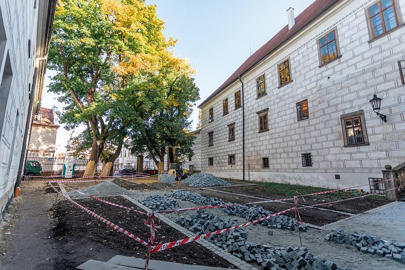Zámecká lékárna v Třeboni se dočkala rozsáhlé rekonstrukce. Její vlastníci chtějí oživit ducha Petra Voka z Rožmberka.
