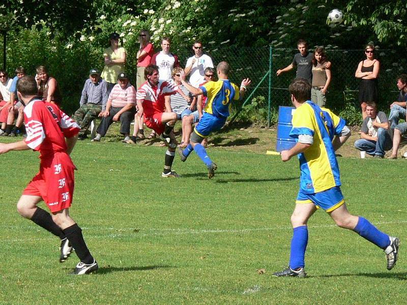 Momentka z rozhodujícícho zápasu 22. kola OS mužů sk. B: Dyje Staré Hobzí (modrožluté dresy) – Vysočina Cizkrajov 2:2 (2:2).