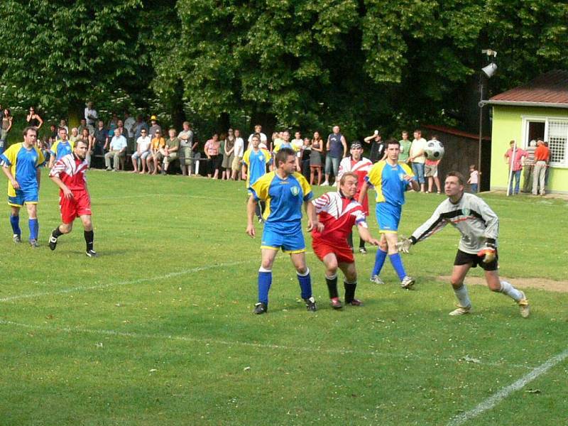 Momentka z rozhodujícícho zápasu 22. kola OS mužů sk. B: Dyje Staré Hobzí (modrožluté dresy) – Vysočina Cizkrajov 2:2 (2:2).