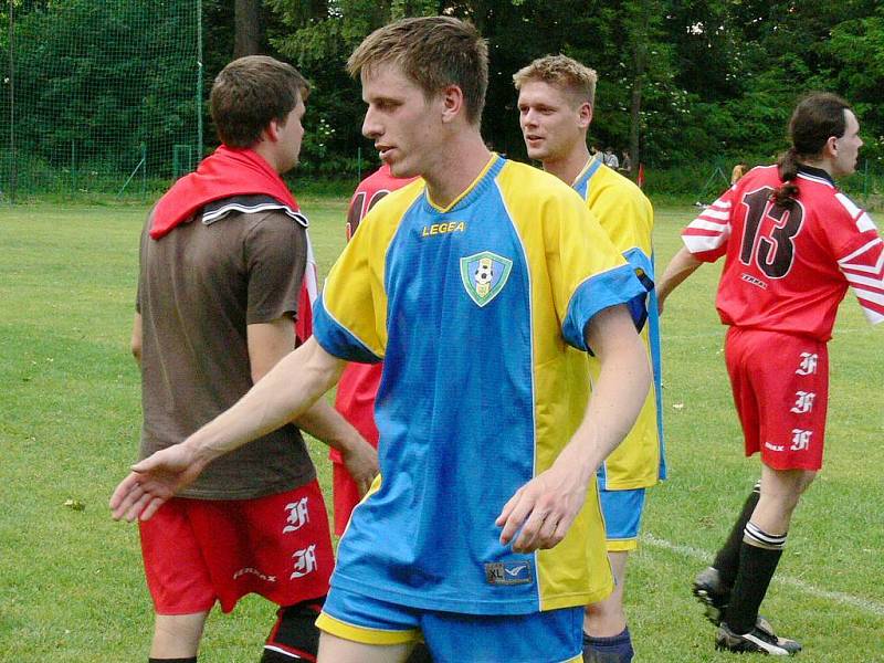 Momentka z rozhodujícícho zápasu 22. kola OS mužů sk. B: Dyje Staré Hobzí (modrožluté dresy) – Vysočina Cizkrajov 2:2 (2:2).