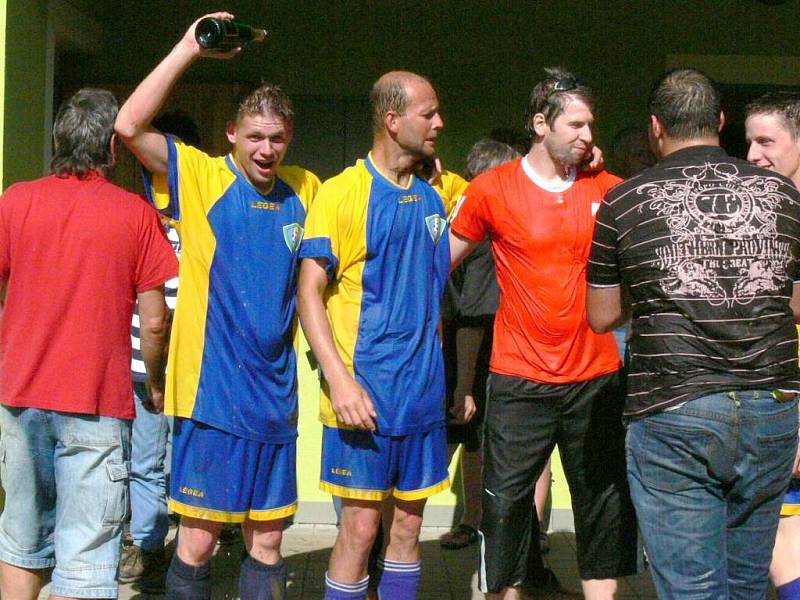 Momentka z rozhodujícícho zápasu 22. kola OS mužů sk. B: Dyje Staré Hobzí (modrožluté dresy) – Vysočina Cizkrajov 2:2 (2:2).