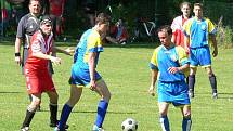 Momentka z rozhodujícícho zápasu 22. kola OS mužů sk. B: Dyje Staré Hobzí (modrožluté dresy) – Vysočina Cizkrajov 2:2 (2:2).