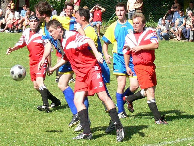 Momentka z rozhodujícícho zápasu 22. kola OS mužů sk. B: Dyje Staré Hobzí (modrožluté dresy) – Vysočina Cizkrajov 2:2 (2:2).