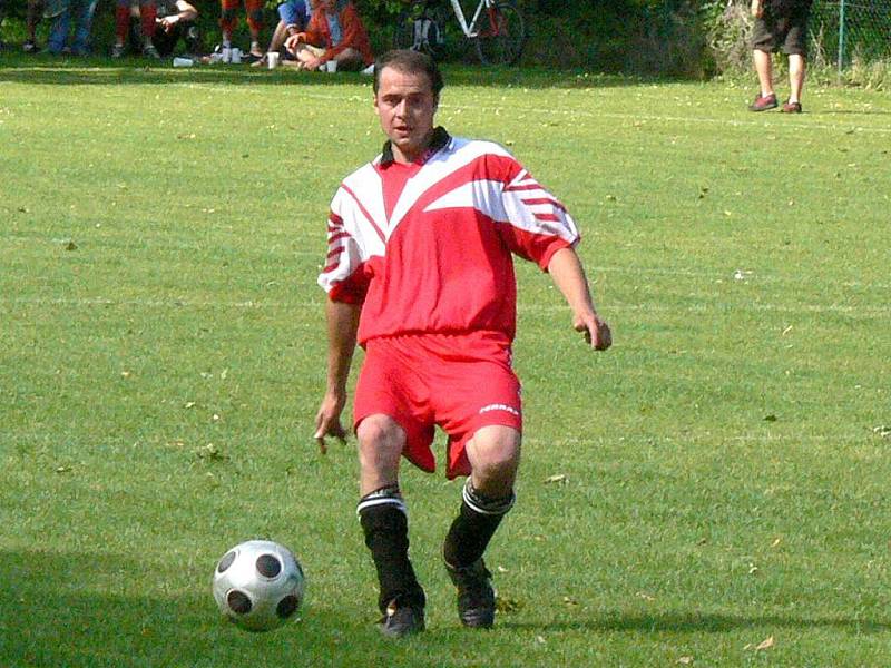 Momentka z rozhodujícícho zápasu 22. kola OS mužů sk. B: Dyje Staré Hobzí (modrožluté dresy) – Vysočina Cizkrajov 2:2 (2:2).