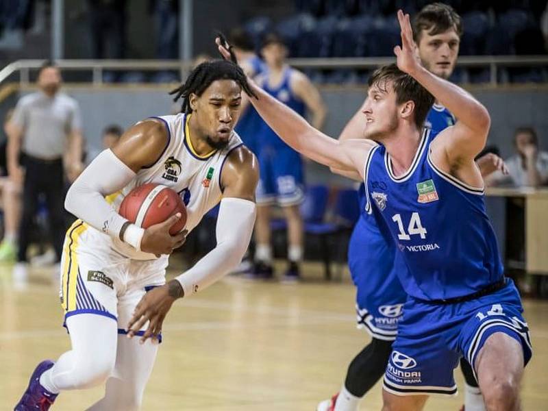 Basketbalisté GBA Fio banka Jindřichův Hradec v dramatické pohárové bitvě podlehli favorizovanému pražskému USK až v prodloužení.