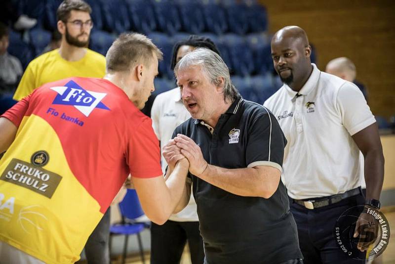 Pobídnout, poplácat, namotivovat, navodit pohodovou atmosféru. I to je práce maséra a kustoda hradeckých basketbalistů Radima Madara.