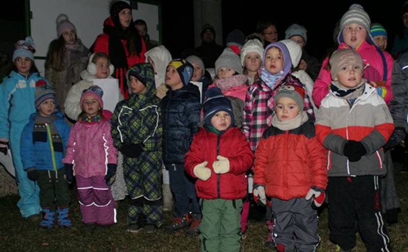 V Lužnici si koledy zazpívali i s dětmi z místní mateřinky a základní školy.