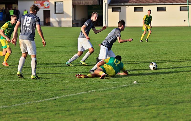 Fotbalisté Třebětic (v zelenožlutém) ve šlágru 11. kola I. A třídy porazili táborský Meteor 2:0 a uhájili vedoucí příčku tabulky skupiny B.