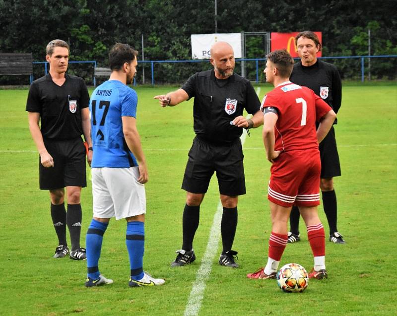 Fotbalisté Hluboké nad Vltavou (v modrých dresech) v dohrávce krajského přeboru zdolali Třeboň 2:1.