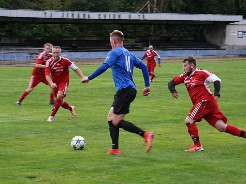 Fotbalisté Chlumu (v červeném) doma nestačili na společný tým Číměře a novobystřického béčka, kterému podlehli 1:5.