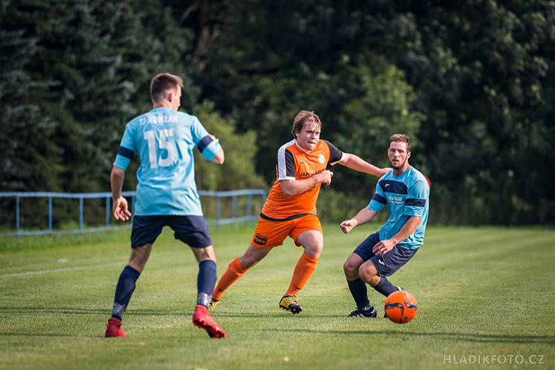 Slavoničtí fotbalisté (v oranžovém) vstoupili do okresního přeboru vysokým vítězstvím 5:0 v Kunžaku.