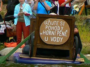 Netradiční plavidla se vydala na hladinu rybníku Dřevo.