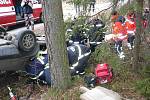 Suchdolští dobrovolní hasiči cvičili zásah u dopravní nehody.
