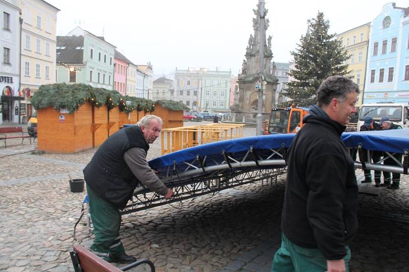 Česko zpívá koledy 2015. V Jindřichově Hradci pracovníci služeb města začali ve středu dopoledne stavět pódium. 