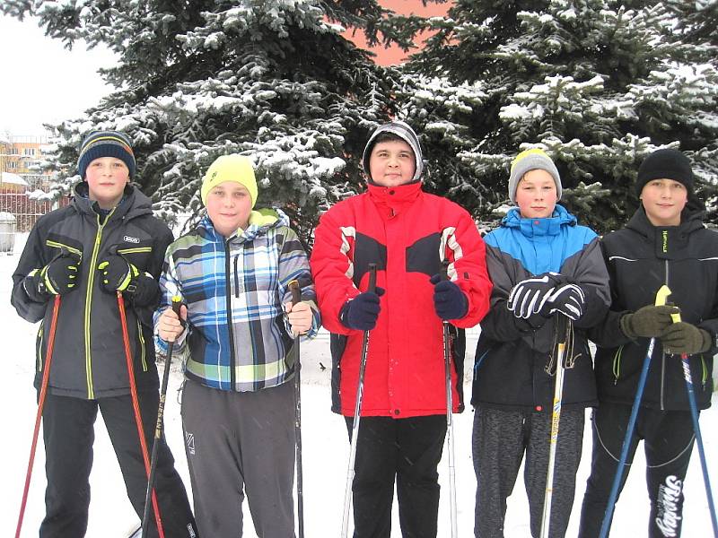 Žáci suchdolské základky si užívají zimní sporty přímo u školy.