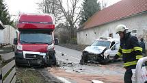 NEPŘÍJEMNÁ ZATÁČKA v Nové Olešné se ve čtvrtek opět stala svědkem dopravní nehody. Srážka dvou aut se obešla naštěstí bez zranění. 