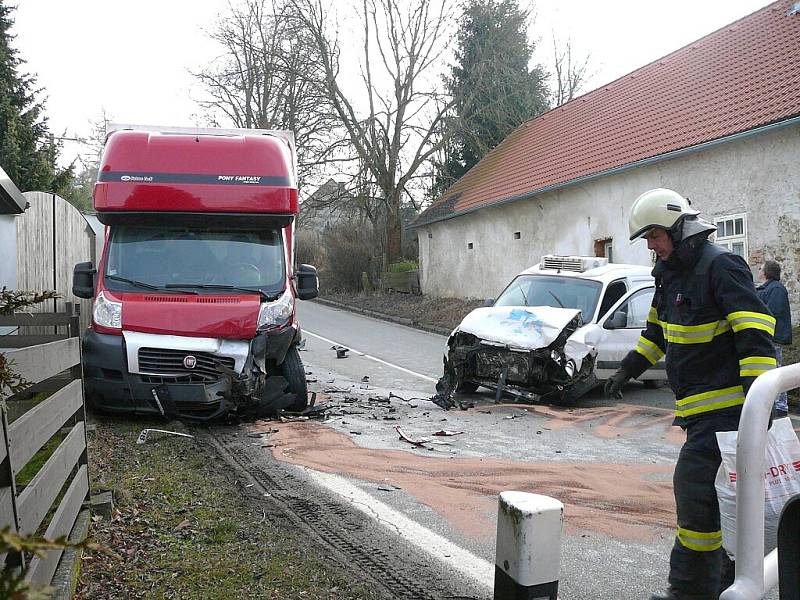 NEPŘÍJEMNÁ ZATÁČKA v Nové Olešné se ve čtvrtek opět stala svědkem dopravní nehody. Srážka dvou aut se obešla naštěstí bez zranění. 
