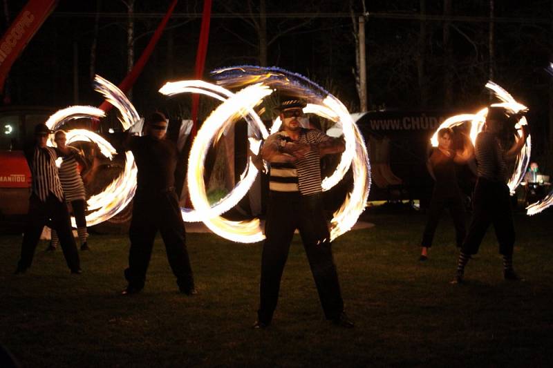 Seskupení Chůdadlo představilo ve veřejné generálce představení Noční Cirkus.