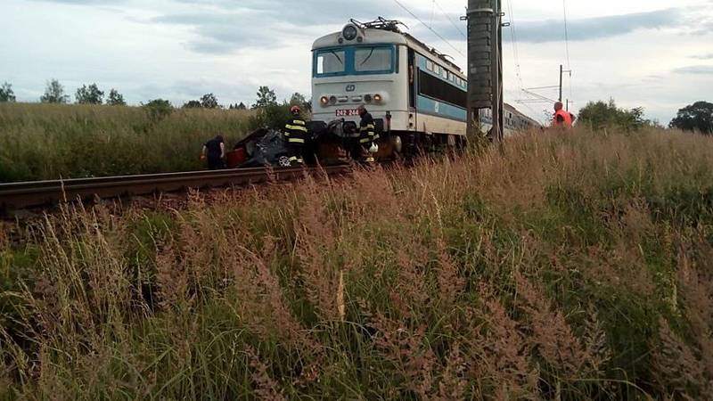 Při střetu auta s vlakem na přejezdu u Bednárce na Jindřichohradecku v roce 2019 zemřela řidička.