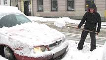Denisa Novotná z Jindřichova Hradce si vlastními silami musela odhazovat sníh nahrnutý kolem auta, které měla zaparkované ve Václavské ulici u polikliniky.