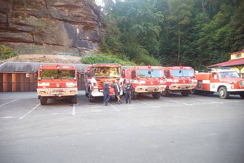 Dobrovolní hasiči z Jindřichova Hradec pomáhají v Českém Švýcarsku