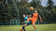 Slavoničtí fotbalisté (v oranžovém) vstoupili do okresního přeboru vysokým vítězstvím 5:0 v Kunžaku.