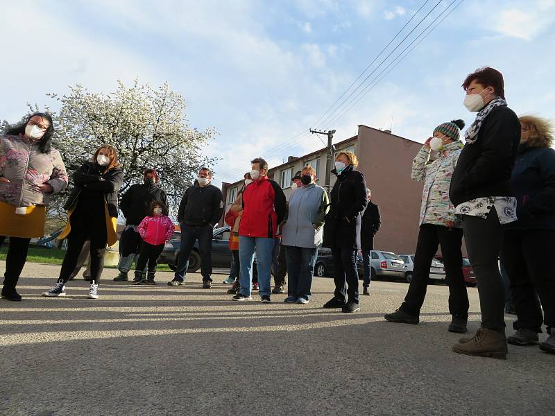 V Člunku na Jindřichohradecku se žije jako v Kocourkově, zasedání zastupitelstva bylo odvoláno dvě hodiny před konáním. Občané a zastupitelé diskutovali před úřadem.