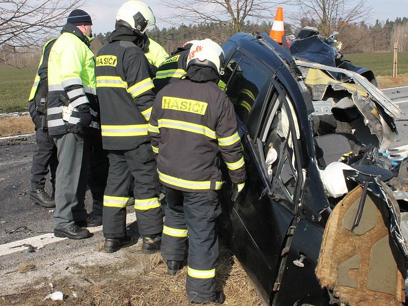 V pondělí se na hlavním tahu z Lomnice nad Lužnicí na Veselí nad Lužnicí, a to u Frahelže střelo osobní auto s nákladní tatrou. Řidič (44 let) v osobní autě zraněním podlehl.