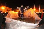 Obyvatelé Jindřichova Hradce poprvé spatřili anděla v sobotu v 17 hodin. Socha vytištěná na 3D tiskárnách se rozsvítila na Masarykově náměstí, kde zůstane po celou vánoční dobu.