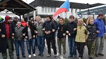 V sobotu odpoledne se sešla zhruba stovka lidí, aby v pokojné demonstraci zablokovala hraniční přechod v Českých Velenicích na protest proti liknavosti vlády ohledně přílivu nelegálních migrantů. 