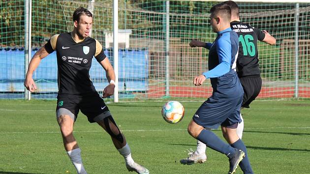 Jindřichohradečtí fotbalisté (v modrém) zdolali v jihočeském divizním derby Český Krumlov 2:1.